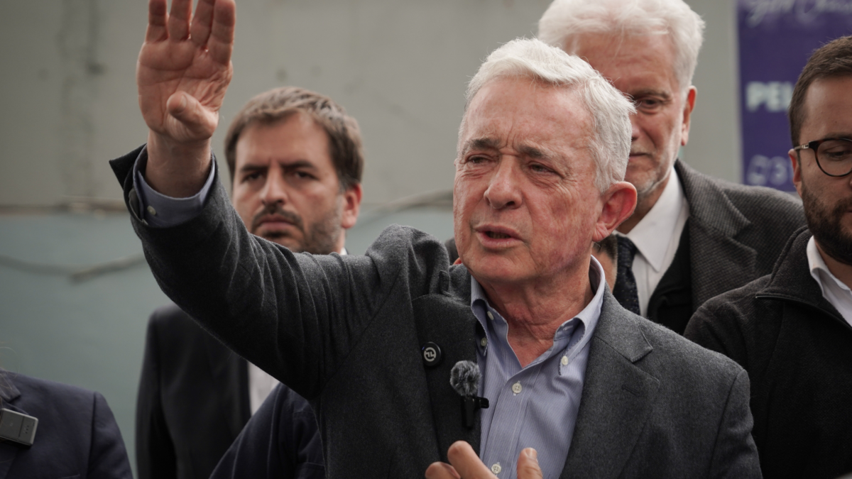 Uribe: 'Esto no es de derecha o izquierda. Aquí, de un lado, hay un proyecto democrático, con Paloma; con Cepeda un proyecto estatista, comunizador'