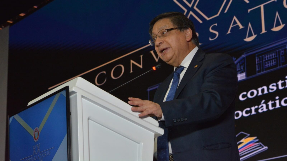 ‘Utilizan la democracia para llegar al poder y luego la destruyen por dentro’: presidente de la Corte Constitucional
