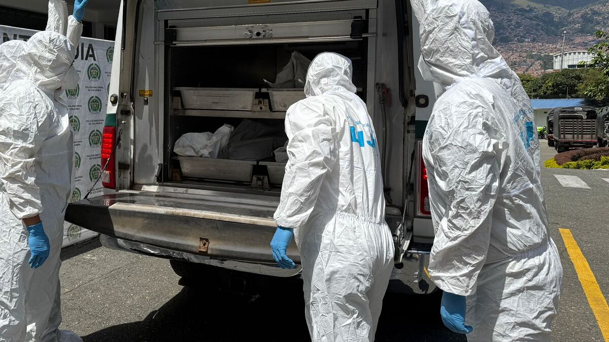 Medellín | Hallan cuerpo embolsado en vía pública del barrio Aranjuez: la víctima estaba envuelta el sábanas, cobijas y costales