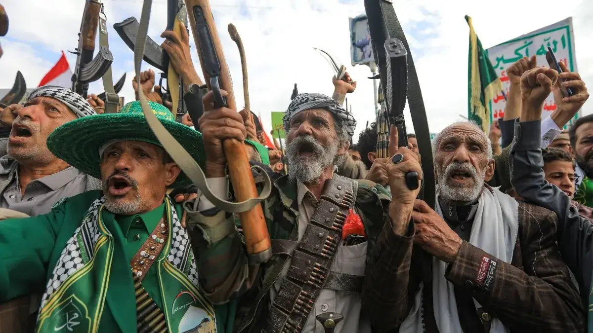 Rebeldes hutíes en Yemen responden al bombardeo de Israel en Saná y lanzan ataque con misil y drones contra aeropuerto y un 'objetivo militar'