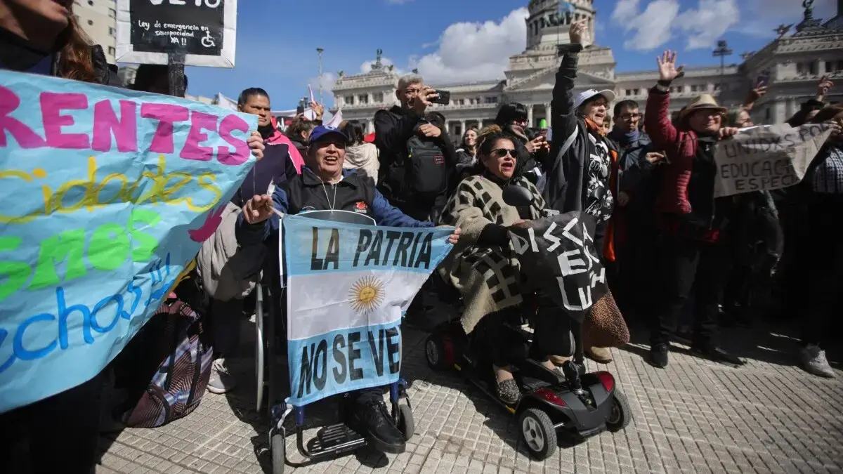 Congreso de Argentina revierte por primera vez un veto del presidente Milei y aprueba fondos de pensiones y servicios para personas con discapacidad