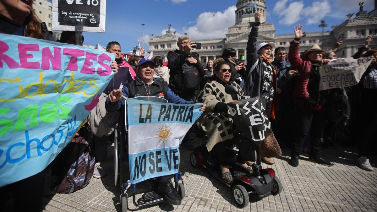 Congreso de Argentina revierte por primera vez un veto del presidente Milei y aprueba fondos de pensiones y servicios para personas con discapacidad