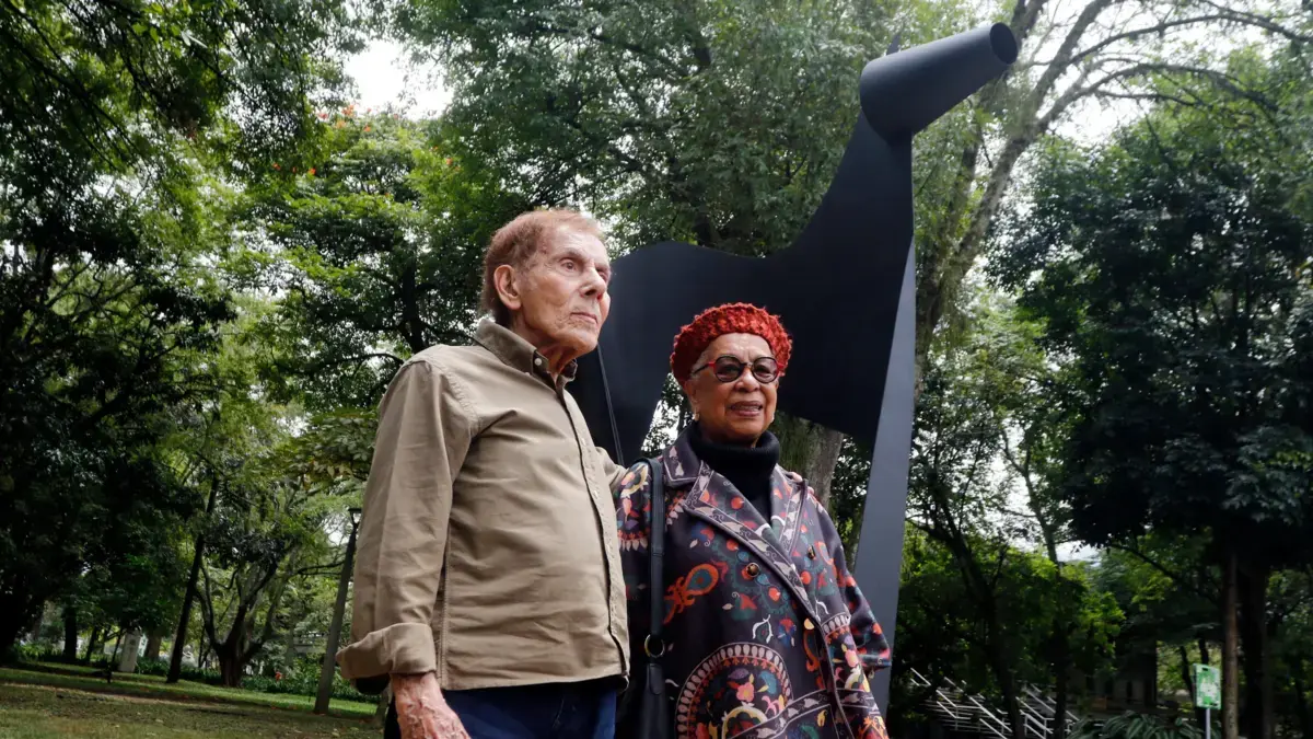 El maestro colombiano David Manzur le donó a la Universidad de Antioquia una escultura monumental de 4 metros de altura