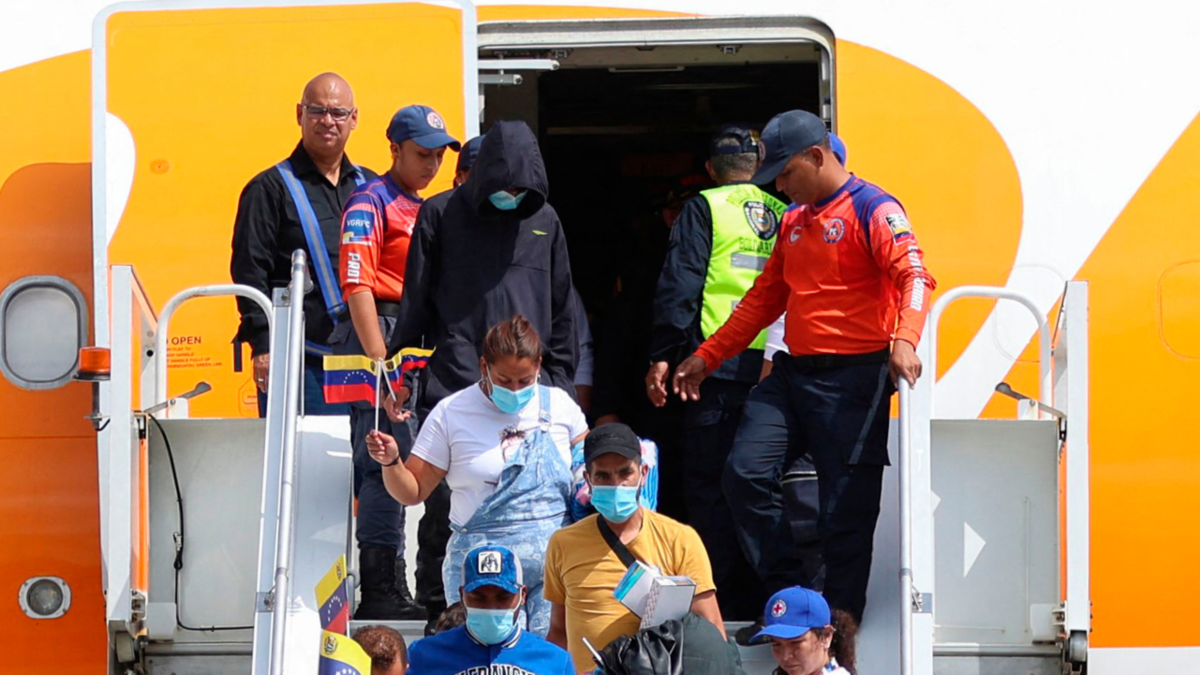  Llegan a Venezuela 172 migrantes deportados desde Estados Unidos pese al 'bloqueo aéreo' por las...