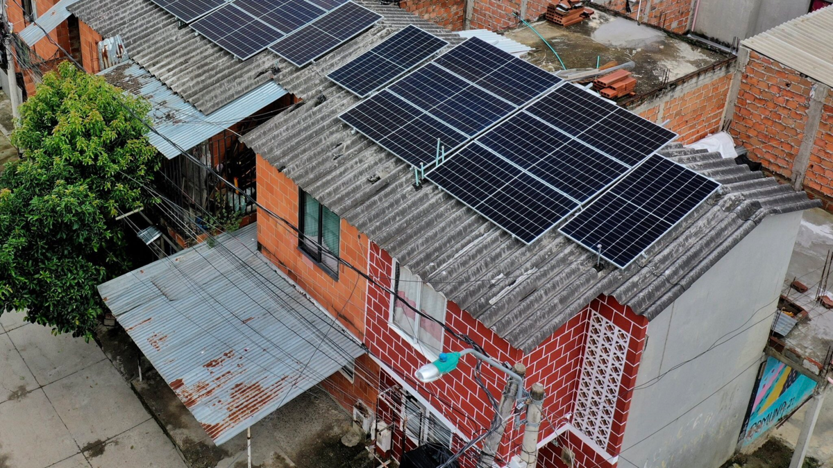 ¿Cuánto cuesta instalar paneles solares en una casa en Colombia y cuál ...