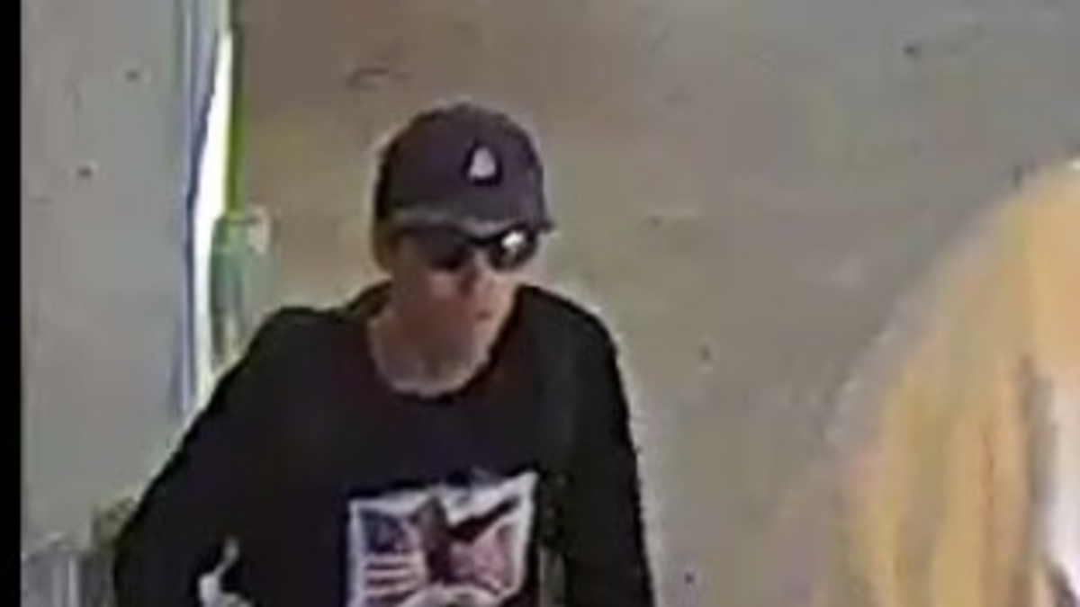 FBI publica imágenes de una 'persona de interés' presuntamente relacionada al asesinato del activista estadounidense Charlie Kirk