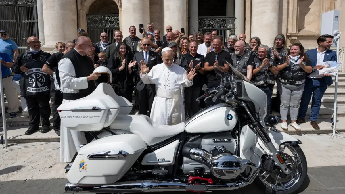 El Papa León XIV subasta una BMW bendecida y firmada en el Vaticano; los fondos serán destinados a construir una escuela en Madagascar