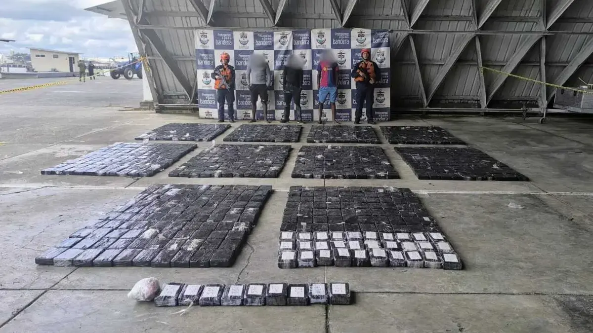 Operativos para decomisar casi 3 toneladas de drogas en área costera del Valle: así fue persecución a una lancha, luego de que un buque la detectó