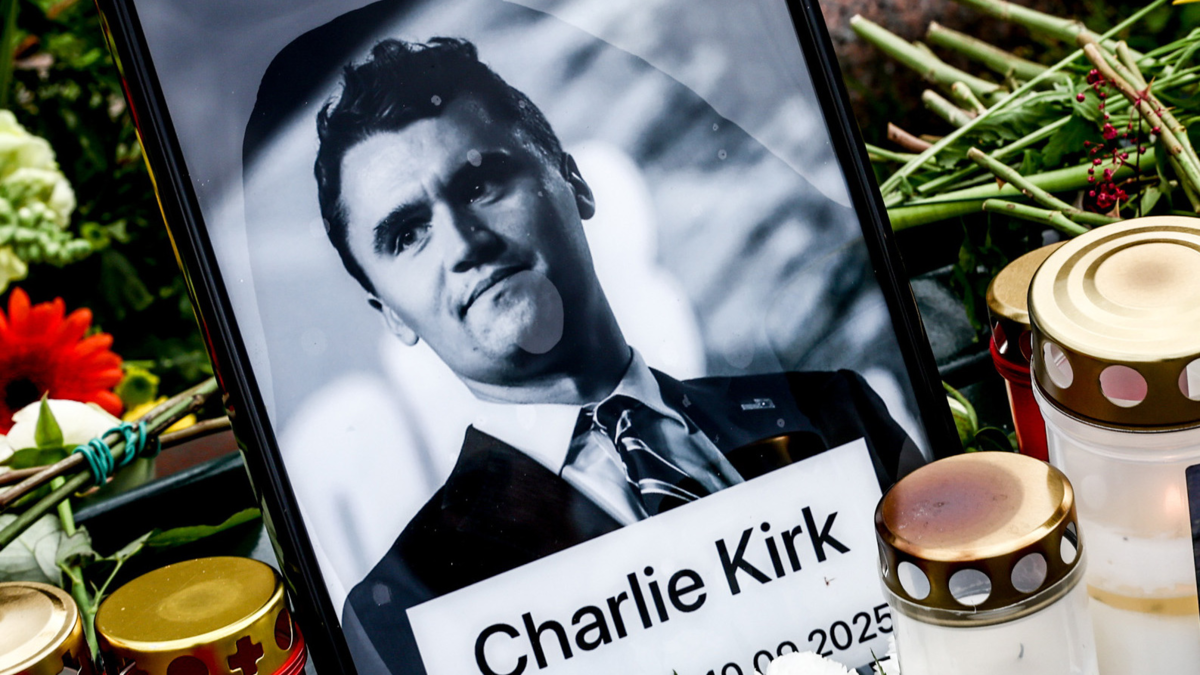 Asesinato de Charlie Kirk: defensa revela informe balístico que no vincula la bala con el rifle del sospechoso y sacude el caso; fiscalía responde