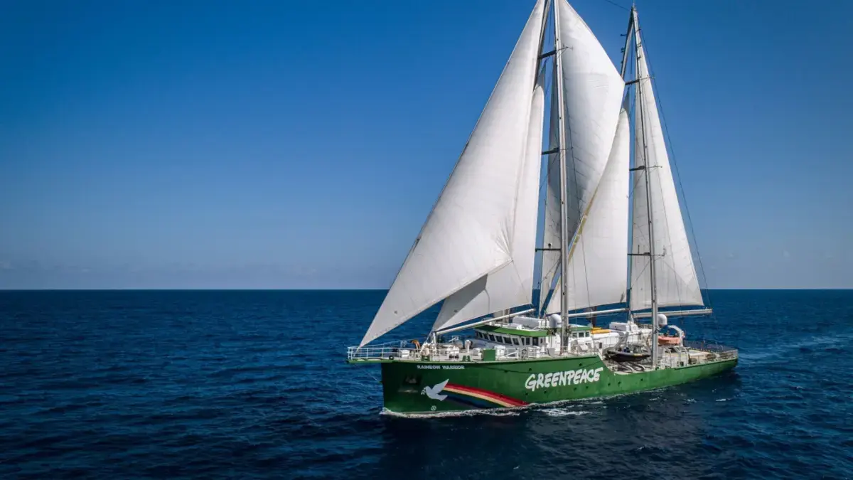 El Rainbow Warrior, barco insignia de Greenpeace, llega a Cartagena para promover 'Respetá la Amazonía' antes de la COP30 en Brasil