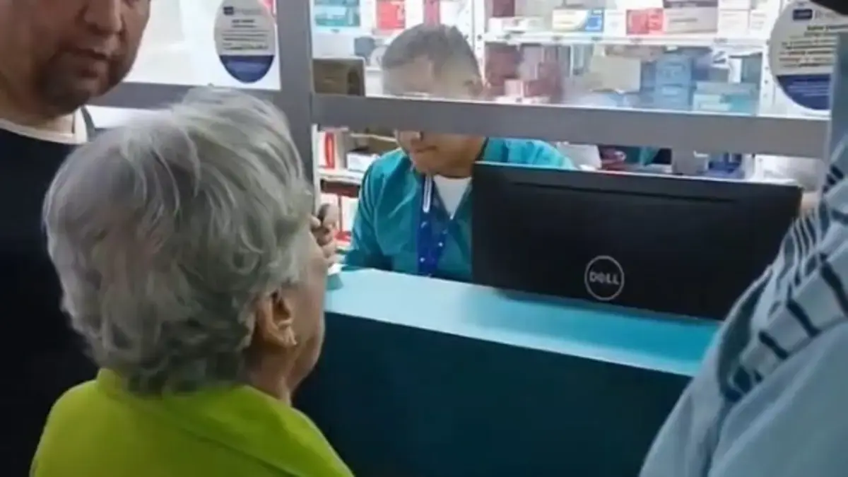 Abuela grita 'asesinos' en dispensario de Famisanar EPS y Nueva EPS, intervenidas por Gobierno Petro, tras negarle sus medicamentos