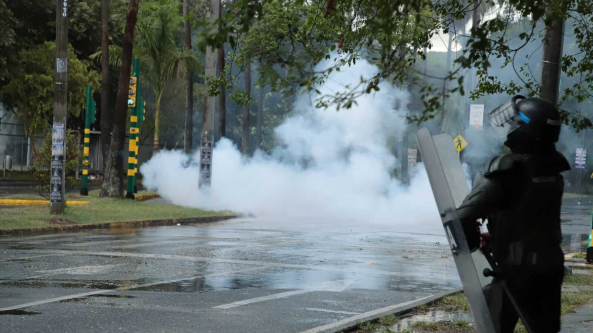 Explosivo impacta un carro con una niña de 3 años en disturbios cerca de Univalle