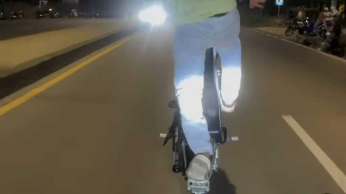 Motociclistas que participaban en piques ilegales en el Anillo vial entre Floridablanca y Girón le pincharon llantas a un carro con toda una familia