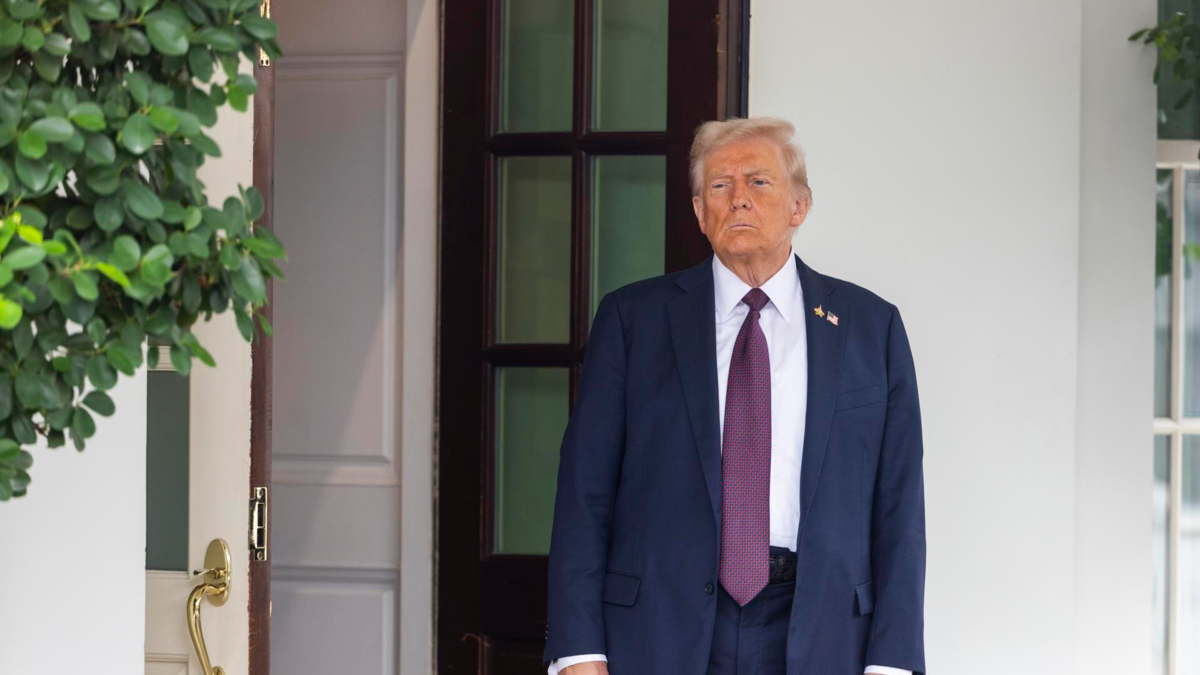 Trump uvaja nove tarife za pohištvo, filme in grozi s protekcionizmom, kar povzroča zaskrbljenost glede vpliva na kmete in trgovino