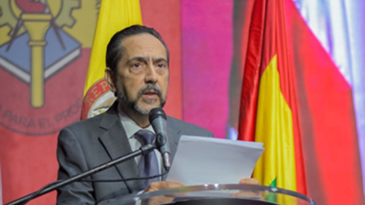 El rector de la Uniautónoma se defiende de denuncias por falsedad en su hoja de vida y recibe respaldo del Ministerio de Educación