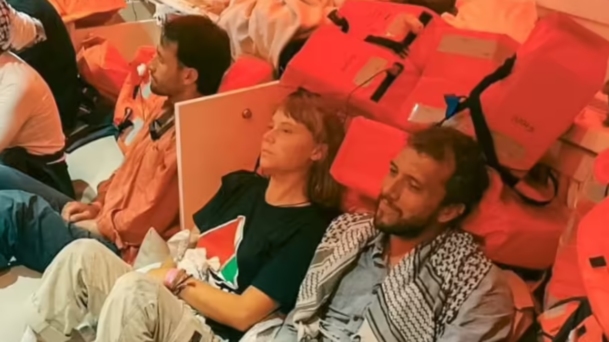 Israel traslada a 473 tripulantes de la Flotilla Sumud a cárcel en el desierto tras interceptarlos en aguas internacionales