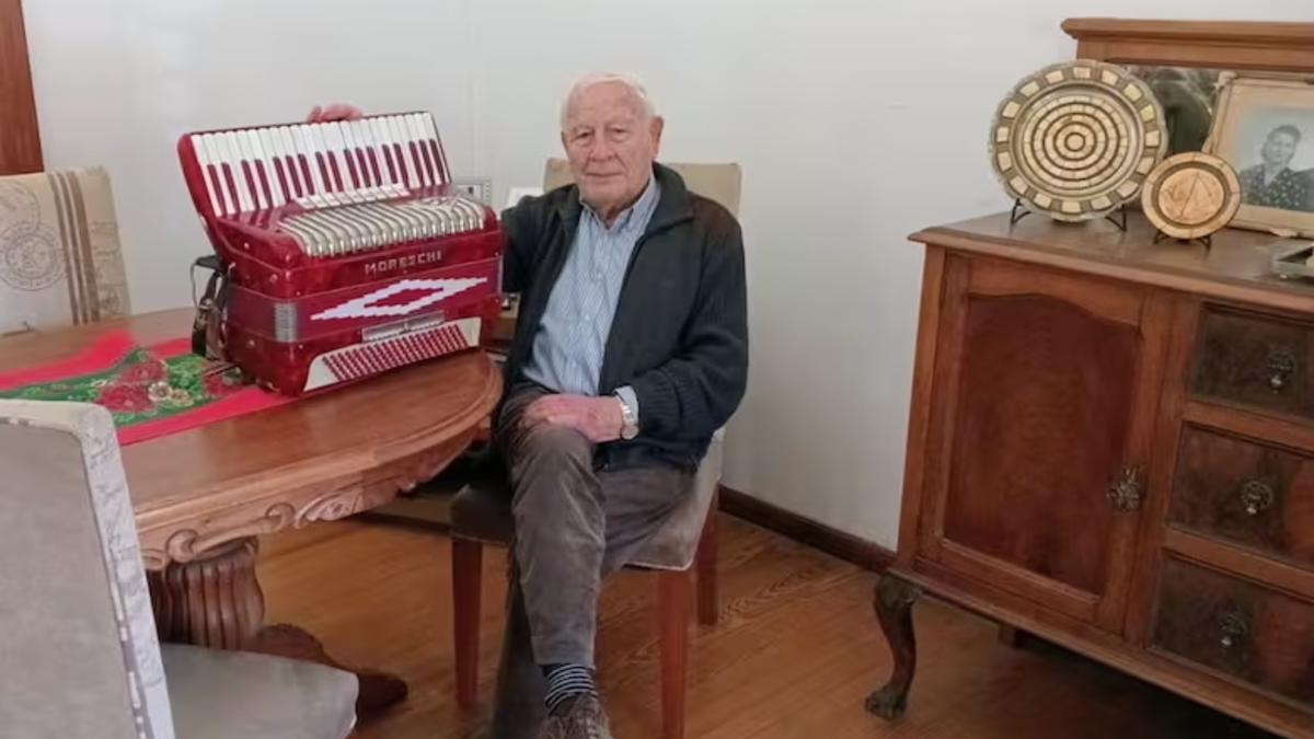 A los 92, el maestro del acordeón que hizo historia en Bahía Blanca y emociona con su música: “Fue mi refugio toda mi vida”