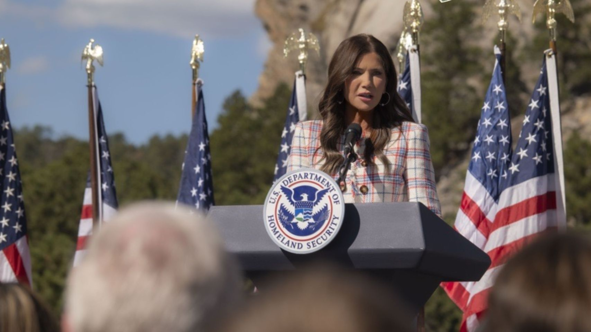 La secretaria de Seguridad Nacional de EE. UU., Kristi Noem, llega a Ecuador para evaluar la posible instalación de bases militares