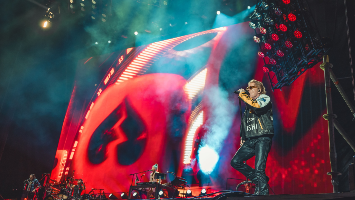 'Welcome To The Jungle': Axl Rose fue visto en el bus del aeropuerto El Dorado de Bogotá tras concierto en el Vive Claro
