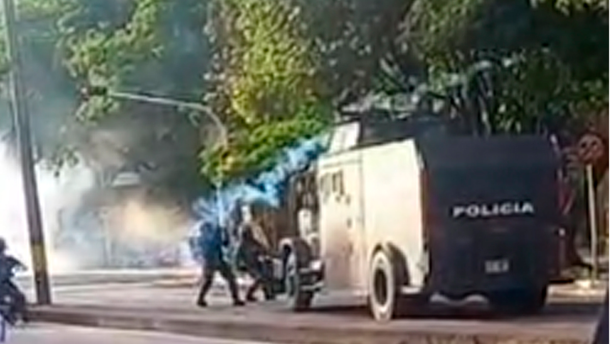 Disturbios en Medellín a las afueras de la Universidad de Antioquia: hay intervención de la UNDMO por presencia de encapuchados