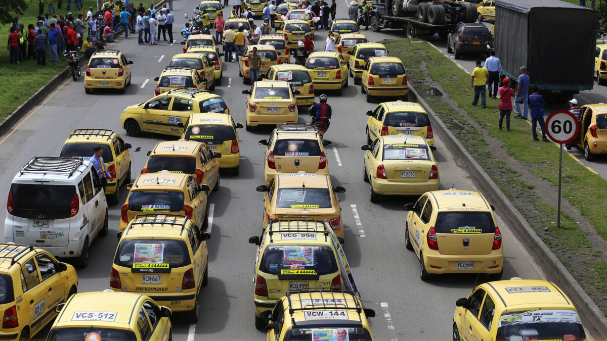 Transportadores alertan riesgo vial por decreto que flexibiliza operación de taxis entre municipios contiguos