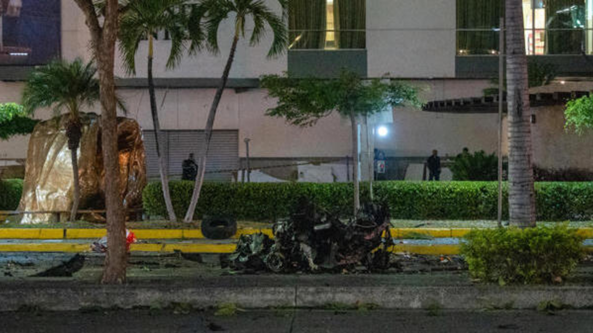 Treinta heridos y un muerto por explosión de un carro bomba junto a oficinas de la familia de presidente de Ecuador, Daniel Noboa, en Guayaquil