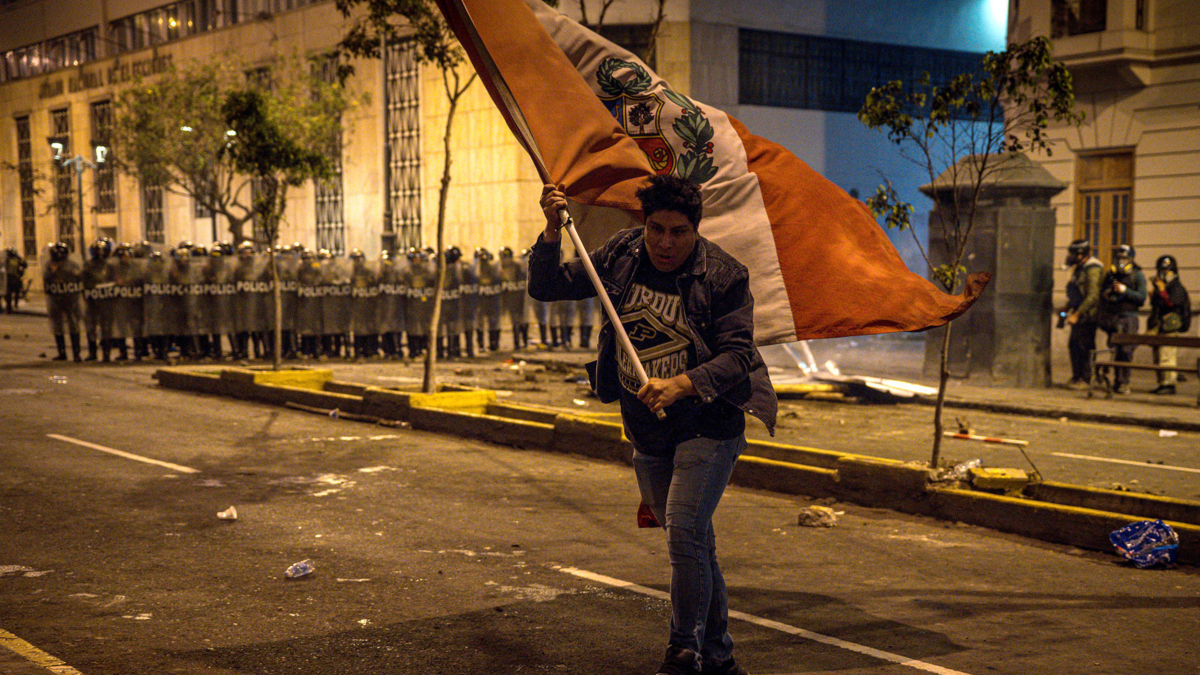  Perú fortalecerá medidas de seguridad tras estallido social contra el nuevo gobierno del presidente José...