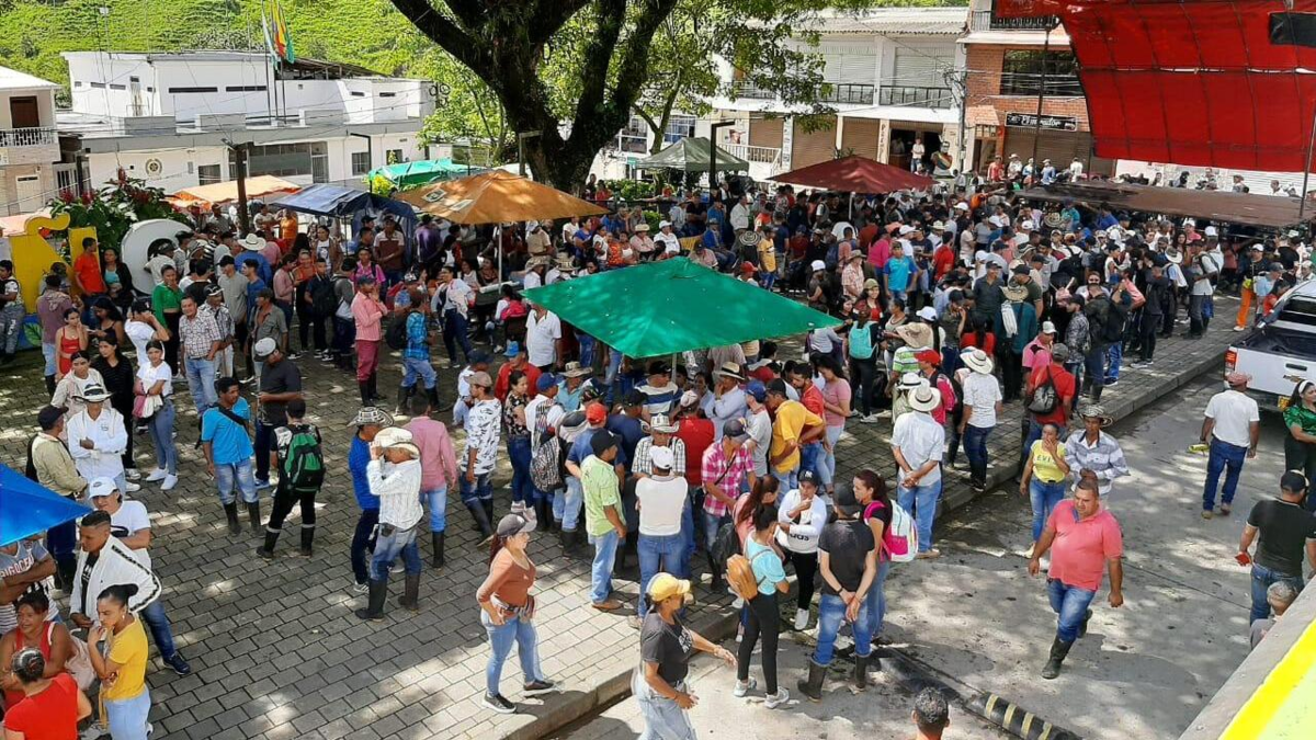 Aumentan a 2.100 las personas desplazadas en Briceño, Antioquia, por enfrentamientos entre las disidencias de las Farc y el 'clan del Golfo'