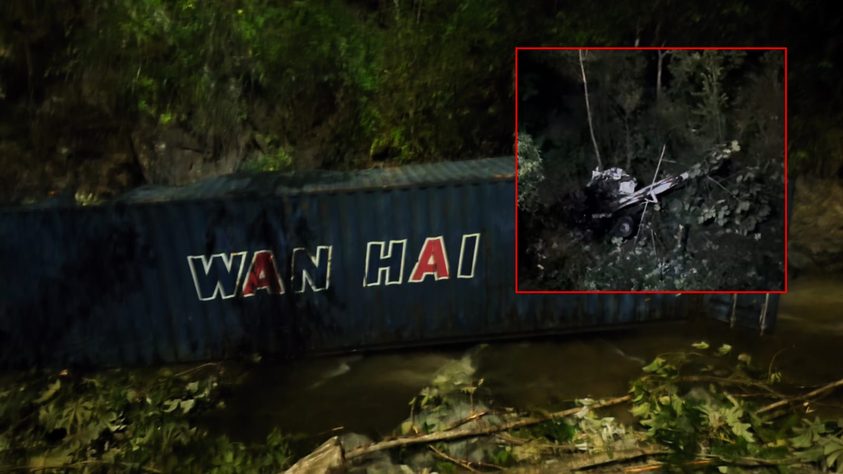 Un tractocamión cayó 120 metros al vacío en la vía entre San Jerónimo y Santa Fe de Antioquia: verifican un posible microsueño; el conductor falleció