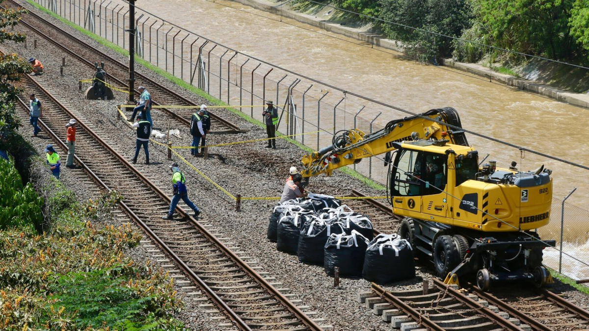 Avanzan las obras para rehabilitar la vía del Metro de Medellín entre Poblado y Aguacatala: dispusieron 20 toneladas de material en el río
