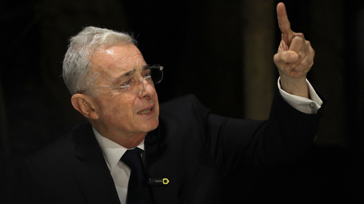 Álvaro Uribe toma distancia de propuesta de asumir el Ministerio de Defensa si Paloma Valencia gana las elecciones: 'Yo estoy muy viejo'