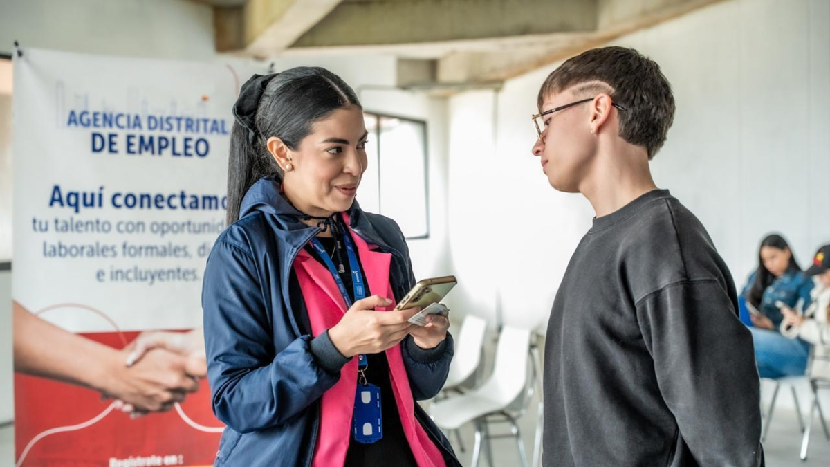 El trabajo por cuenta propia sigue siendo clave en la reducción del desempleo en Colombia: casi la mitad de los nuevos empleos en noviembre de 2025