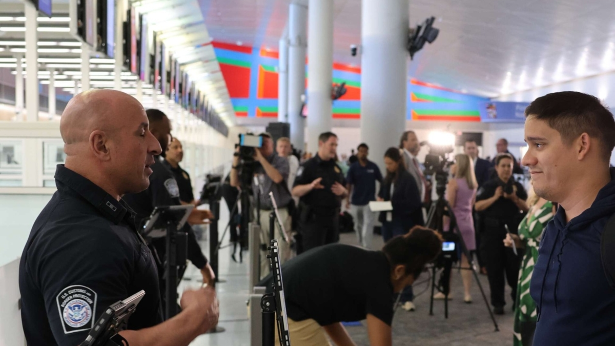 Abec??: as?? ser??n las nuevas medidas para todos los extranjeros que entren o salgan de Estados Unidos