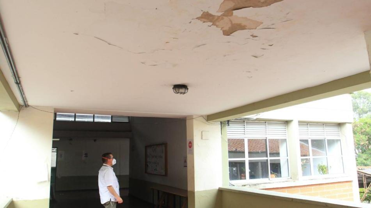 Alarma por el estado de los colegios en Medellín: el 100% presenta nivel de deterioro físico y el 75% tiene deficiencias en tecnología y conectividad