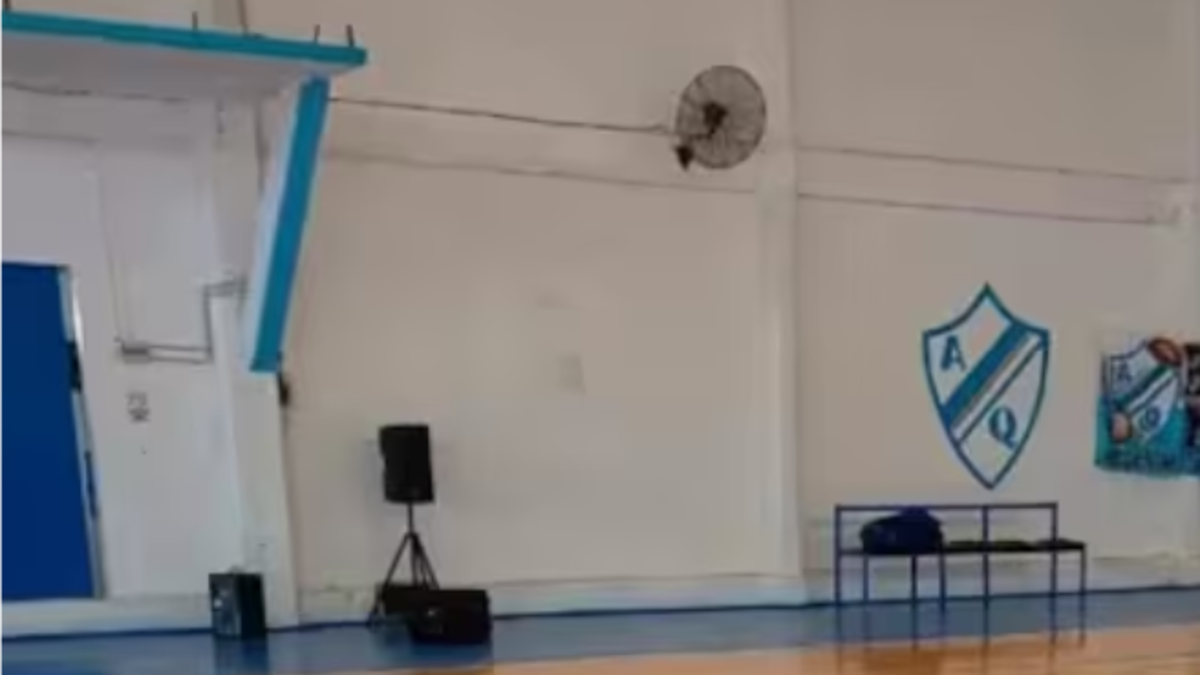 Conmoción por la muerte de un niño de 8 años al caerle encima un arco de la cancha mientras jugaba baloncesto