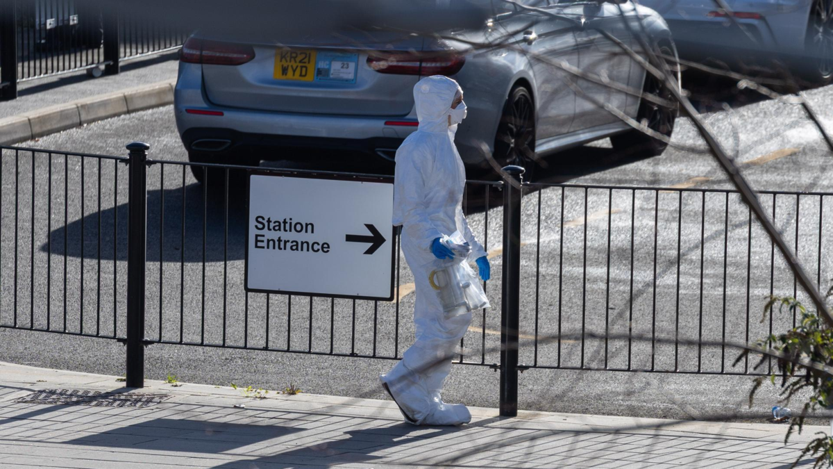 V napadu z nožem na vlaku v Angliji aretirali dva osumljenca, policija izključuje terorizem