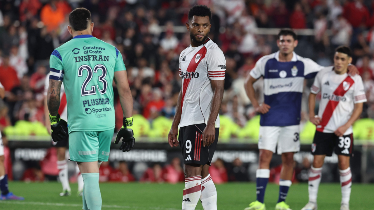 Otro desastre de River Plate, que sigue hundiéndose en Argentina: perdió contra Gimnasia y Miguel Borja falló un penalti en la reposición; video