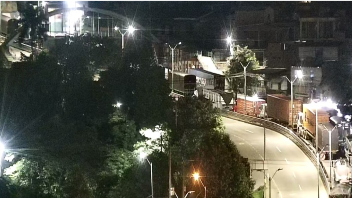 Emergencia por deslizamiento causa cierre parcial de la vía Medellín - Bogotá desde el sector de Copacabana: se recomiendan vías alternas