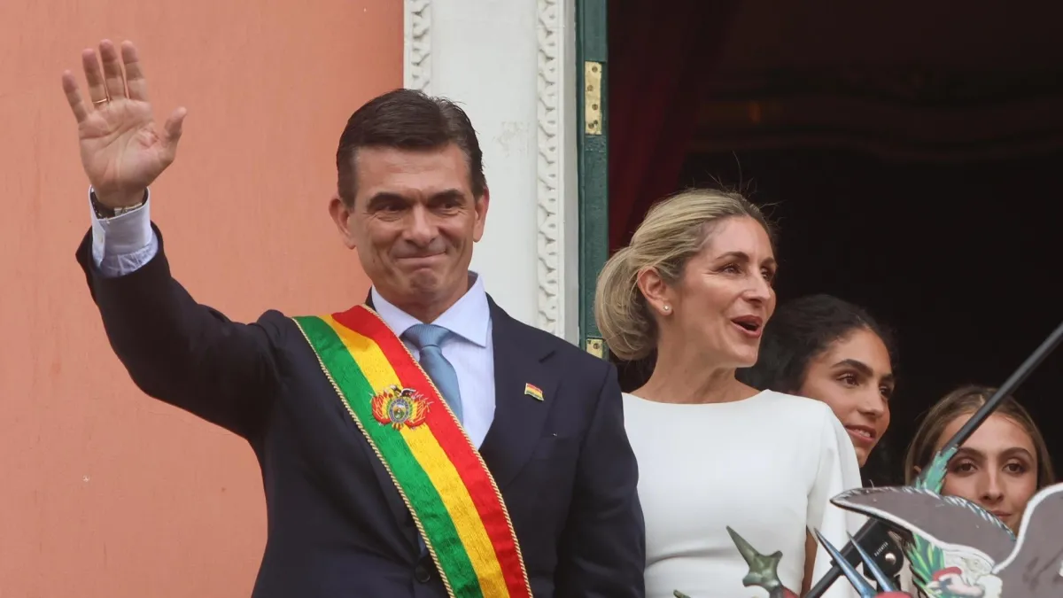 Bolivia libera el precio del dólar tras 15 años de cotización fijada por el gobierno para intentar de atraer divisas y aliviar la crisis económica