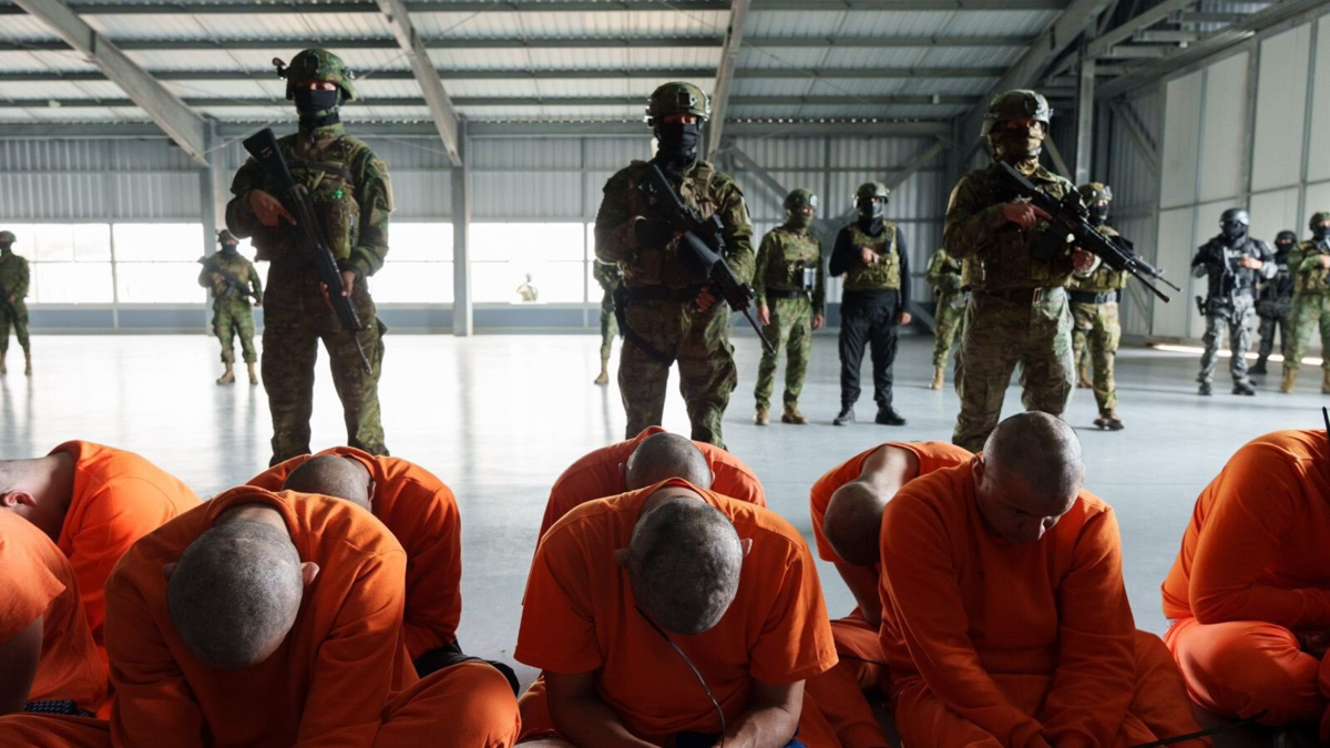 Daniel Noboa afirma que 300 presos fueron enviados a la nueva cárcel de máxima seguridad en Ecuador; entre ellos el ex presidente Jorge Glas