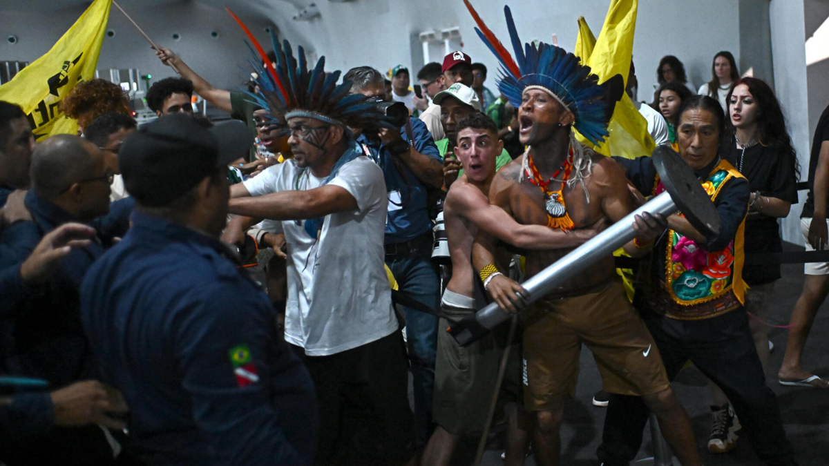 Videos | Activistas climáticos e indígenas irrumpieron en la sede de la COP30 en Brasil y se enfrentaron con los agentes de seguridad