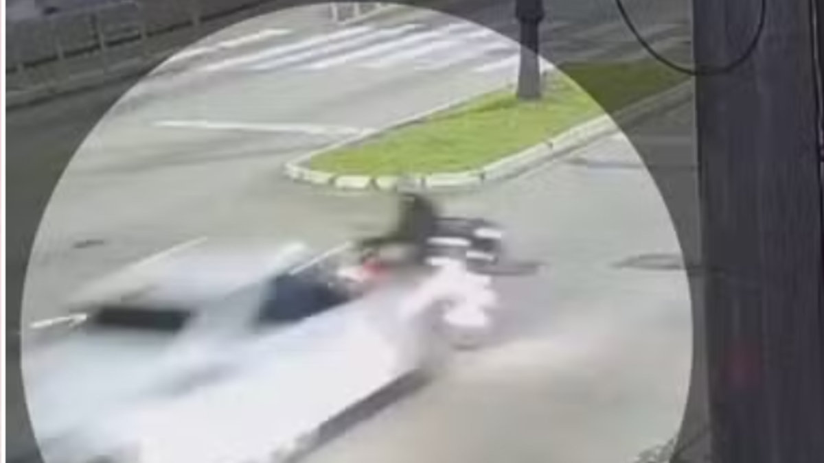 Impactante video muestra brutal accidente en Brasil: motociclista fue embestido por carro que se pasó un semáforo en rojo