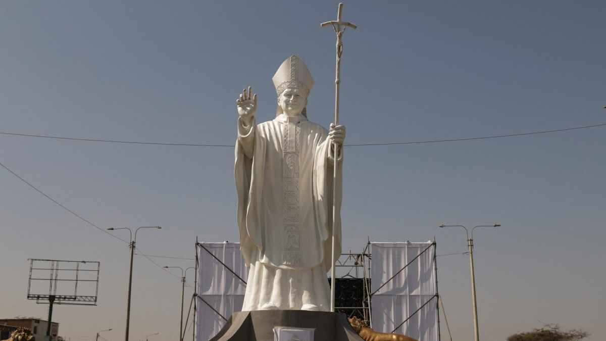 Fotos | Inauguran enorme estatua de León XIV en la ciudad peruana de Chiclayo, donde el papa fue obispo: mide cinco metros y pesa media tonelada