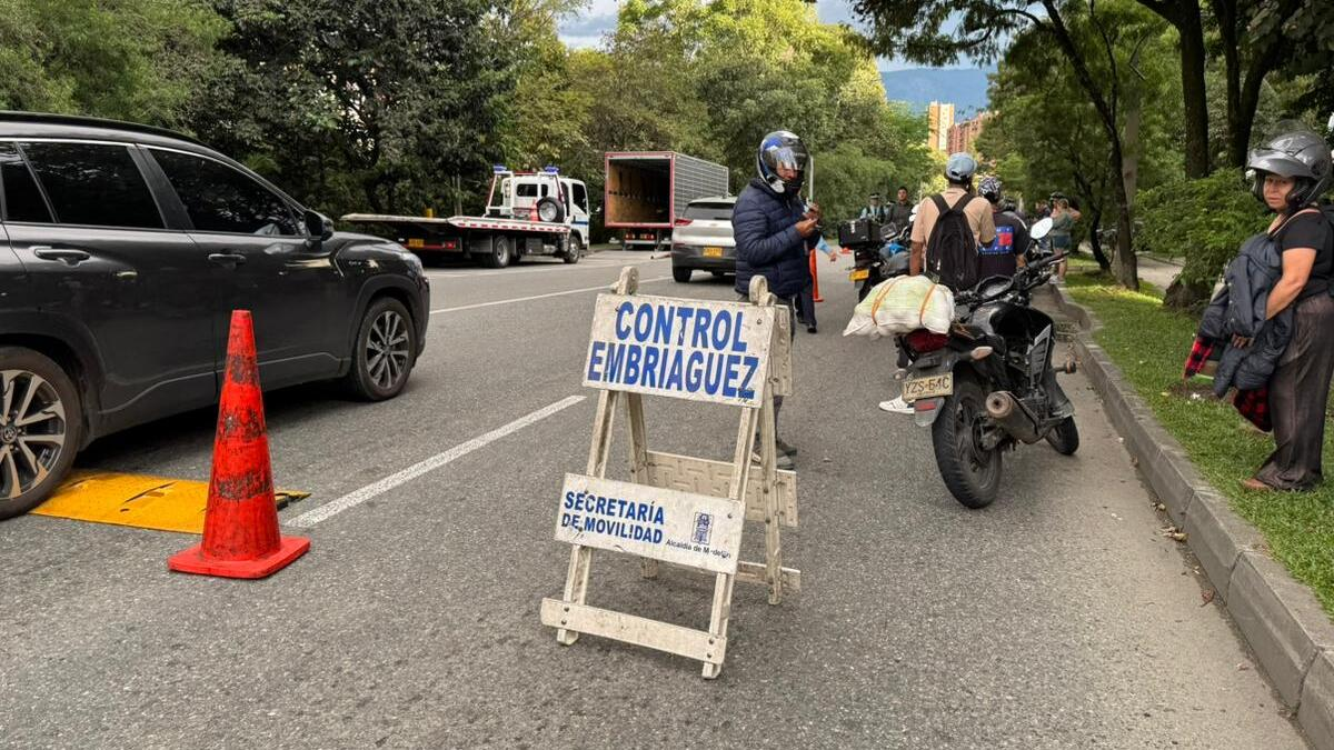 Capturado motociclista que atropelló a un agente de tránsito al evadir un retén en Medellín: tenía la licencia vencida y realizaba transporte informal