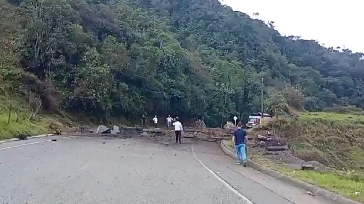 Nuevo atentado en Antioquia: grupos ilegales dinamitaron la vía que conduce de Medellín hasta la costa Atlántica; carretera queda fuera de servicio