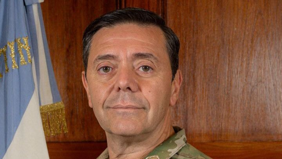 Milei nombra a un militar como ministro de Defensa en Argentina, convirtiéndolo en el primero en el cargo desde el regreso a la democracia en 1983