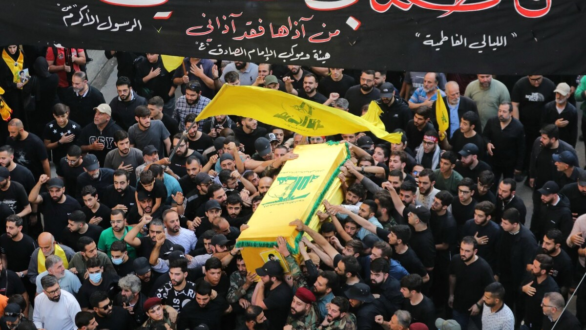 Fotos | Hezbolá entierra a su máximo líder militar, Haytham Ali Tabatabai, asesinado por Israel en un bombardeo en el sur de Líbano