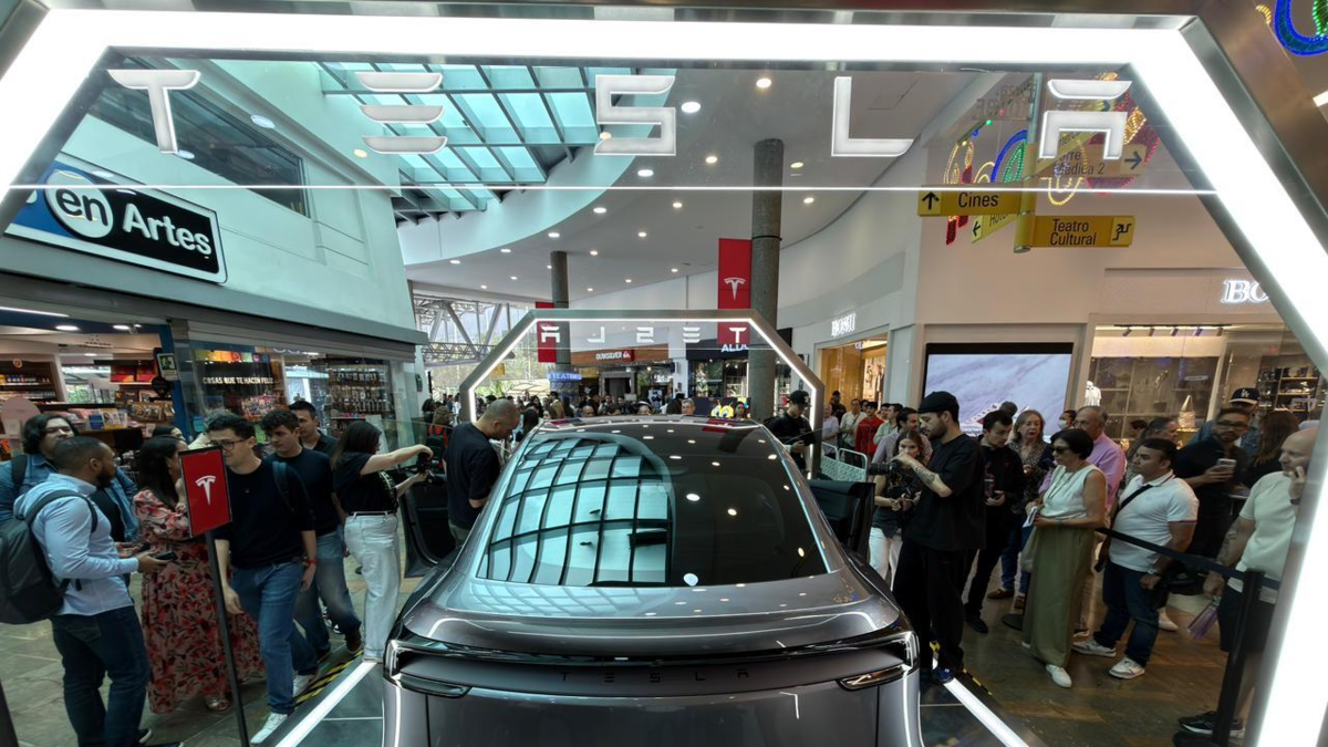 Medellín no se queda atrás: Tesla oficializó su llegada a la capital de Antioquia con la presentación de su línea de carros eléctricos en la ciudad