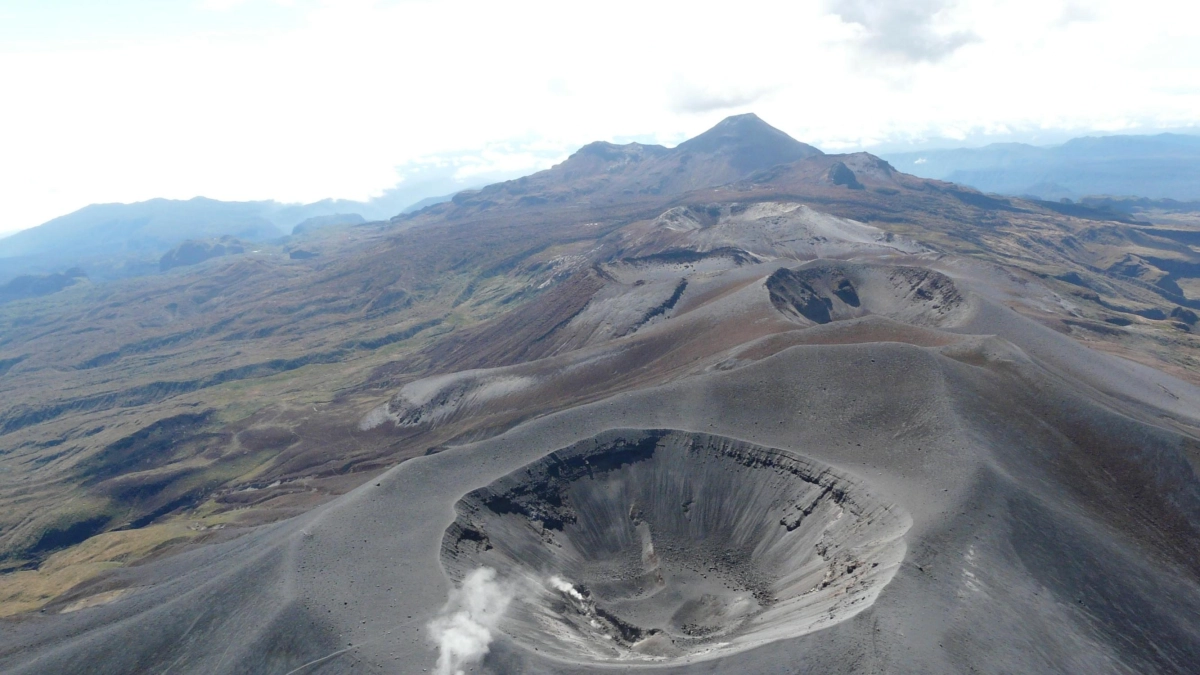 Volcán Puracé mantiene la alerta naranja tras tres emisiones de ceniza en las últimas 24 horas: reportan caída de material en tres veredas cercanas