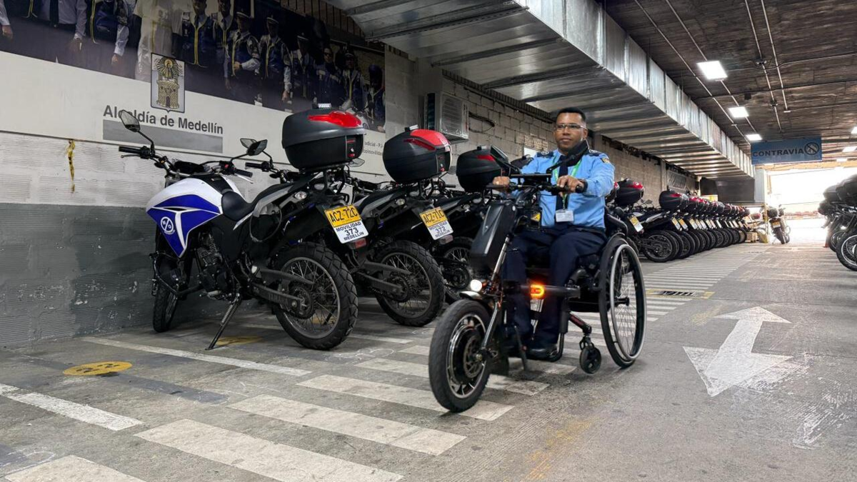 Medellín le apuesta a la inclusión: por primera vez la ciudad tendrá un agente de tránsito en silla de ruedas; así fue el proceso para su ingreso